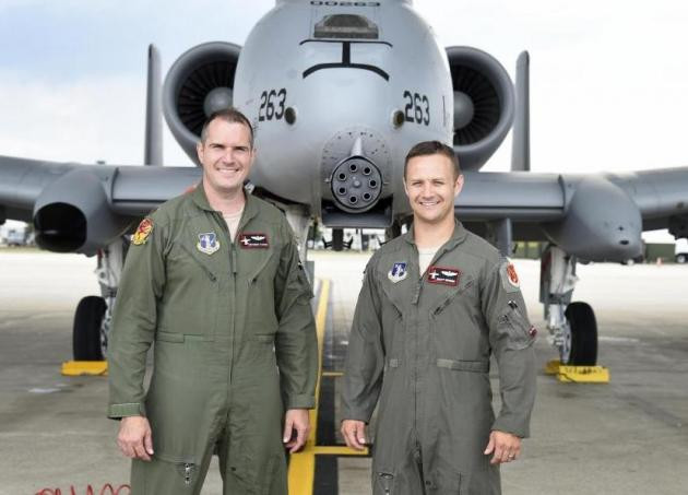 Χειριστής προσγειώνει το θρυλικό Α-10 χωρίς καλύπτρα και χωρίς σύστημα προσγείωσης!